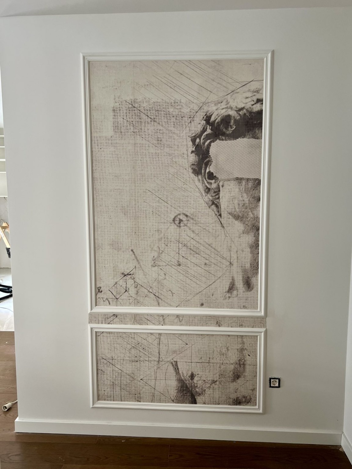 Dekorativni zidni panel sa profilima i grafičkim motivom